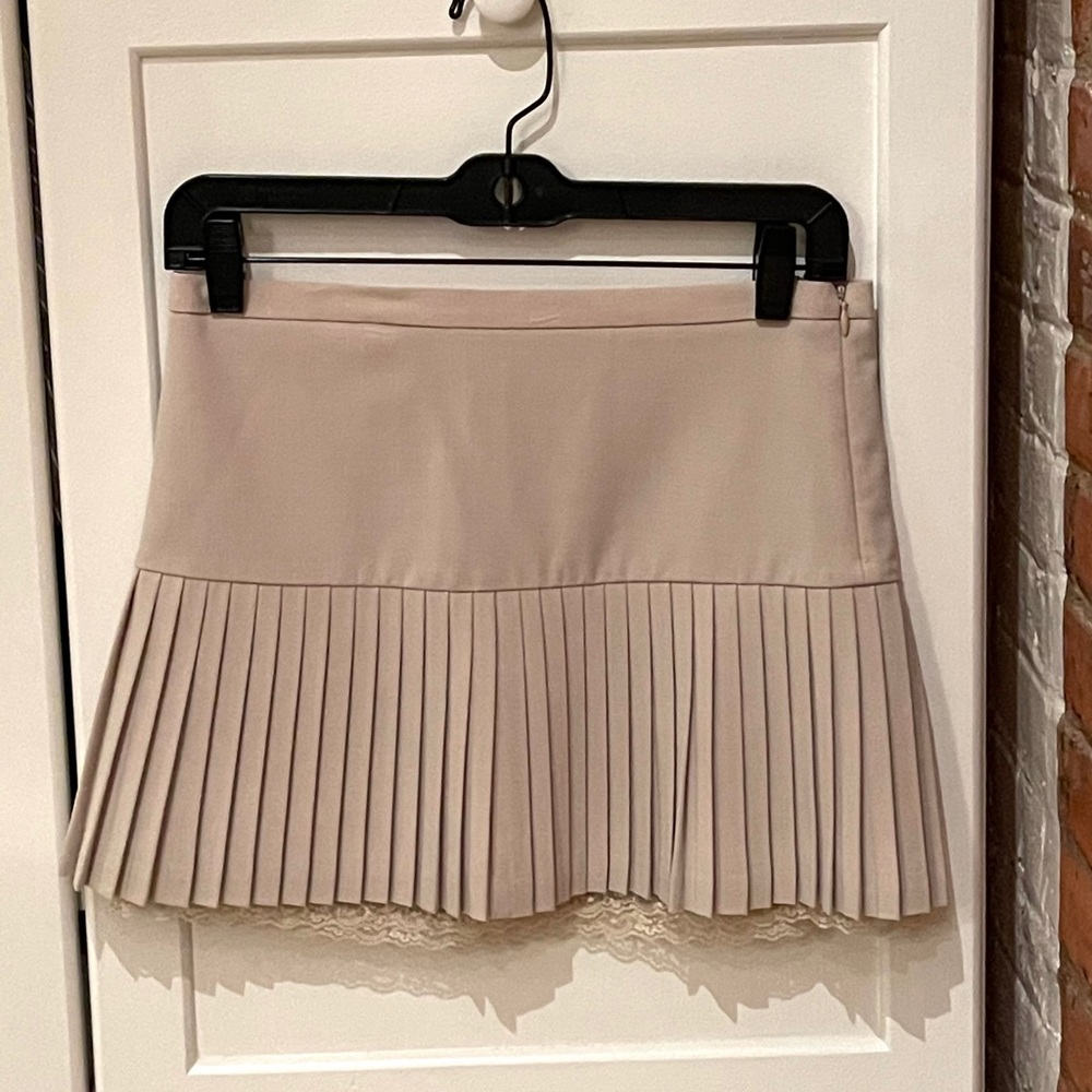 BCBGMAXAZRIA Pleated Miniskirt Lace Hem